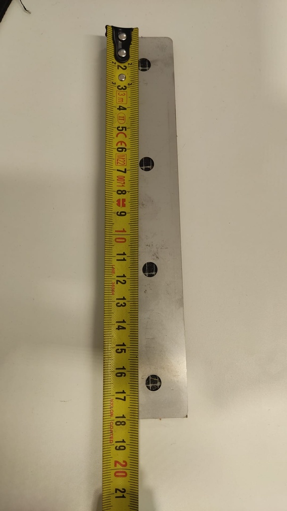 PLETINA DE FIJACIÓN CON ESPUMA PARA ESTANQUEIDAD DE 180MMX30MMX4MM PARA SUJECCIÓN DE MALLAZO DE SEGURIDAD